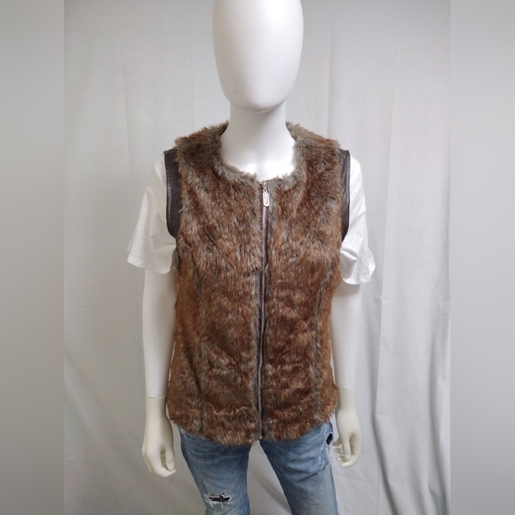 Shasa Faux Fur Outerwear Vest - Picture 8 of 8